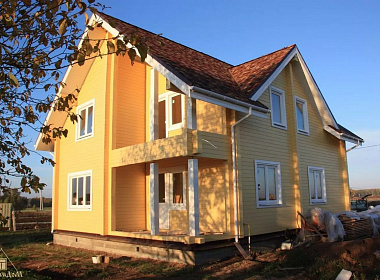 Двухэтажный дом из бруса 192х130 с террасой и балконом