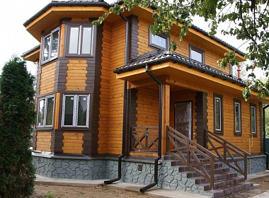 Двухэтажный дом из бруса 192х130 с эркером и крыльцом